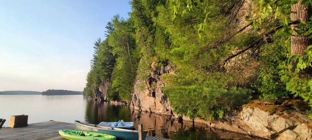 Waterfront New and Modern 3 bedroom cottage with WiFi and AC in Algonquin Highlands