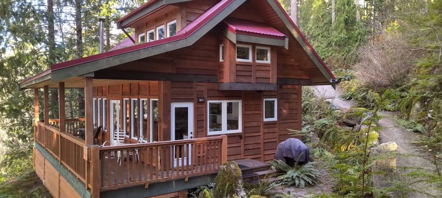 Waterfront Classic Cabin - Romantic Seclusion! in Madeira Park