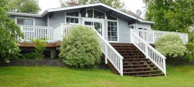 Waterfront Cottage Large deck overlooks the lake in Sprucedale