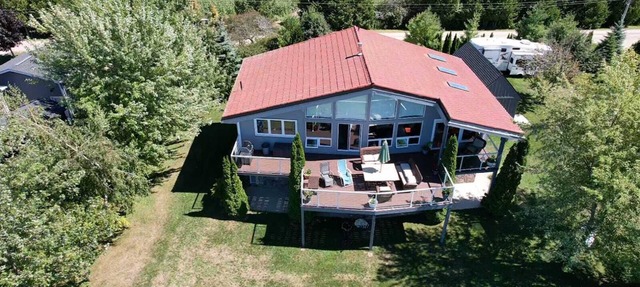 Waterfront cottage LakeHuron Hotub/pets/outshower private beach 2-18 people in Goderich