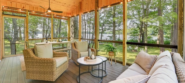 Waterfront Deck! Chic Lower Scott Lake Cottage in Pullman