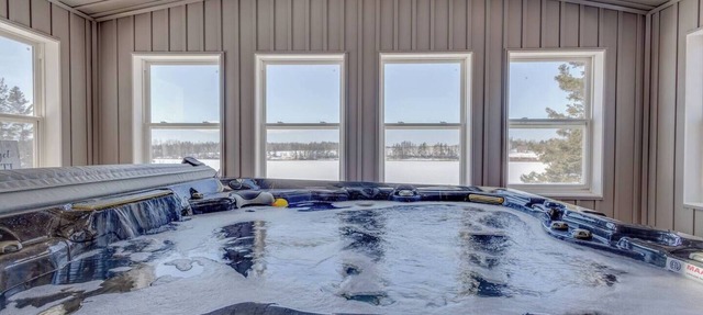 Waterfront with access, 3BR,Sauna & Hot Tub in Alberton