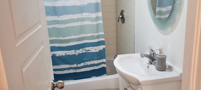 Well-located, fully-equipped apartment Arthur sauve in Laval