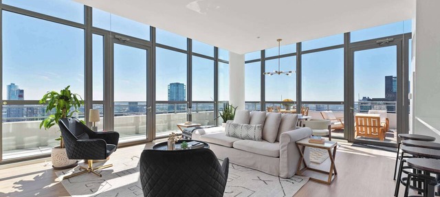 West Loop PH: Unmatched Views & Private Deck in Chicago