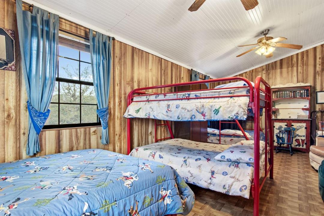 Photo of Bedroom in Uvalde County