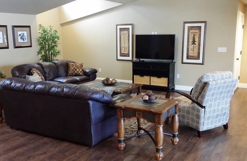 West Bountiful Apartment | Newer 2000 plus sq ft Apartment Bring your Pets and Toys