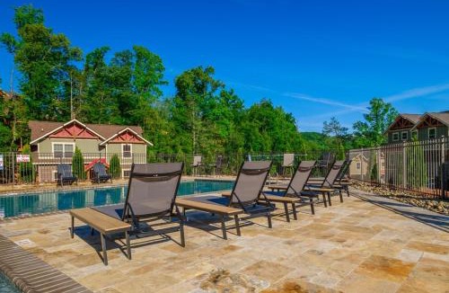 Gatlinburg - Pigeon Forge House | Mountain Sunrise Pool Cottage - Luxury 4BR Chalet w/Indoor Pool, Game Room