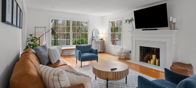 Newly Renovated Lake O Home for the Summer ! Central and Walkable! Swim Passes in Lake Oswego