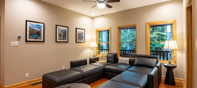 Family-friendly spacious cabin in gated community overlooking the NRG Bridge in Fayetteville