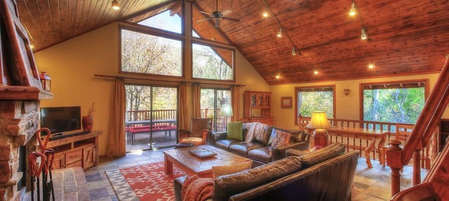 HILLSIDE HIDEAWAY * GREAT FAMILY RETREAT* HOT TUB, SAUNA, KIDS LOFT in Sundance