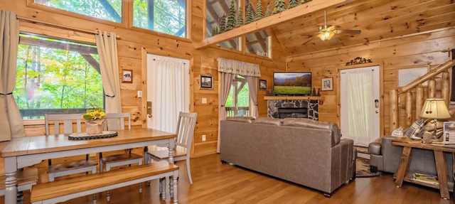 🌲 Forest View Hideaway 🍃 Secluded Wooded Acre, Game Bar & Hot Tub in Sevierville