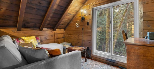 Boulder Creek Cabin: A historic, cozy log cabin escape by the stream. in Brightwood