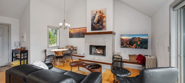 Acorn Ridge: Scenic mountain retreat with hot tub, panoramic views, and classic in Ferguson
