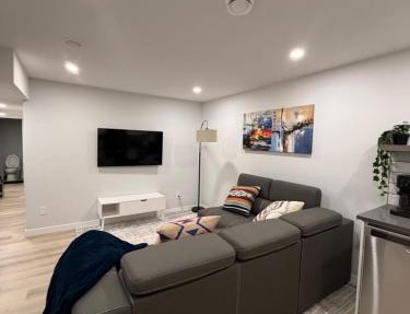 Modern Private 2BR Suite Near Edmonton Airport in Leduc